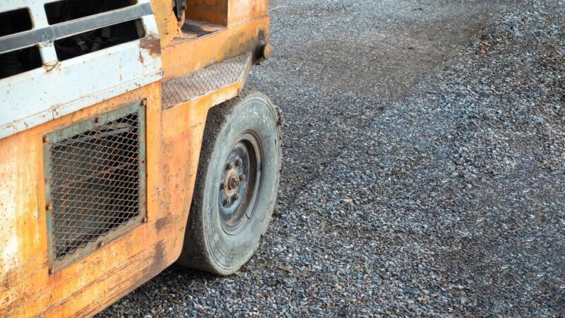 Nowa nawierzchnia na rondzie ks. Pecolta i ul. Wolborskiej w budowie