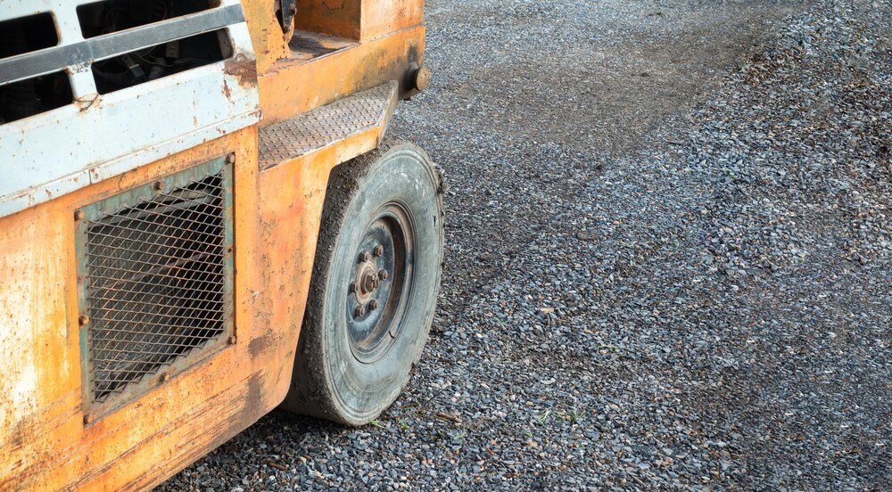 Nowa nawierzchnia na rondzie ks. Pecolta i ul. Wolborskiej w budowie