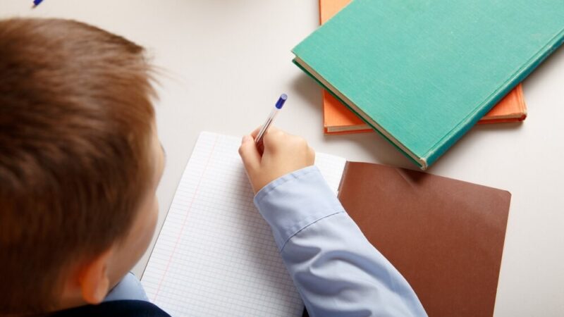 Uczniowie z Ręczna na praktycznej lekcji samorządu w Urzędzie Gminy