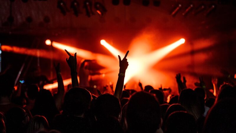 Wiosenna Potańcówka w Sulejowie – tańcz i baw się z przyjaciółmi!