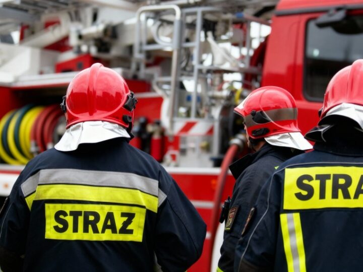 Nurkowie strażacy ratują zatopioną łódź w Zalewie Sulejowskim