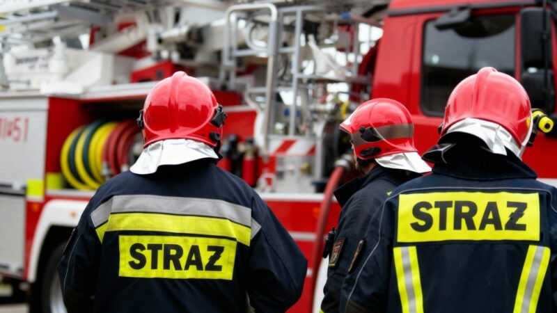 Nurkowie strażacy ratują zatopioną łódź w Zalewie Sulejowskim