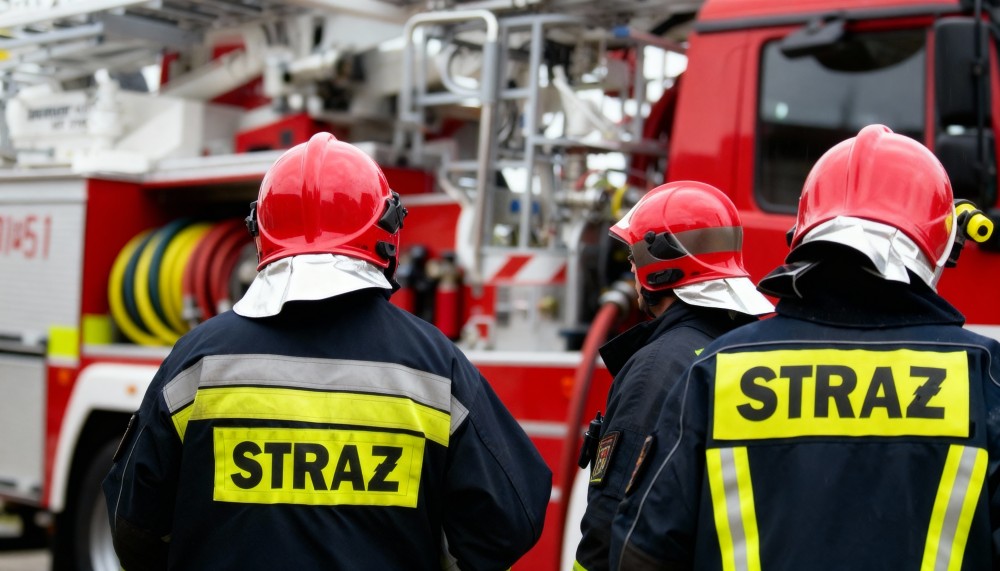 Nurkowie strażacy ratują zatopioną łódź w Zalewie Sulejowskim