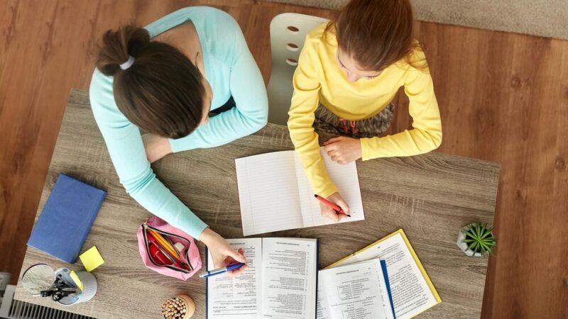 Emocjonalne pożegnanie absolwentów w Łękach Szlacheckich: nagrody i wzruszające podziękowania