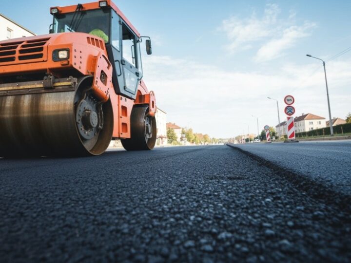 Nowa nawierzchnia w Krzewinach – drogi w powiecie piotrkowskim zyskały na bezpieczeństwie!