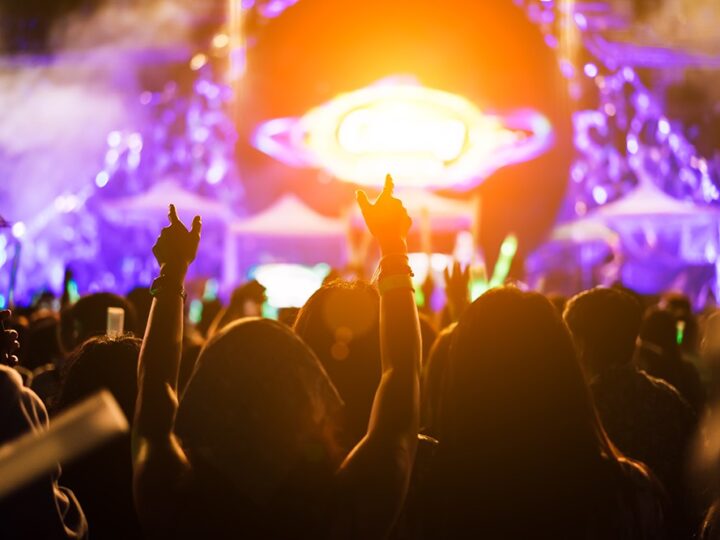 Taniec i zabawa w Piotrkowie: Potańcówka z DJ Redlisiem i konkurs na najlepsze przebranie!