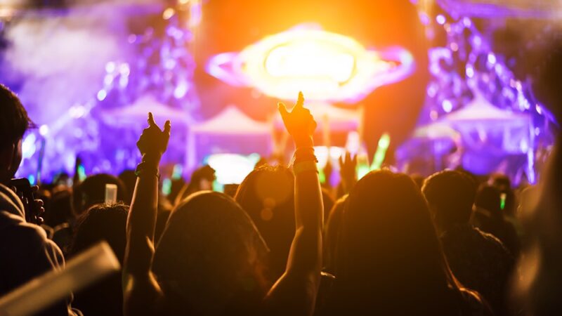 Taniec i zabawa w Piotrkowie: Potańcówka z DJ Redlisiem i konkurs na najlepsze przebranie!