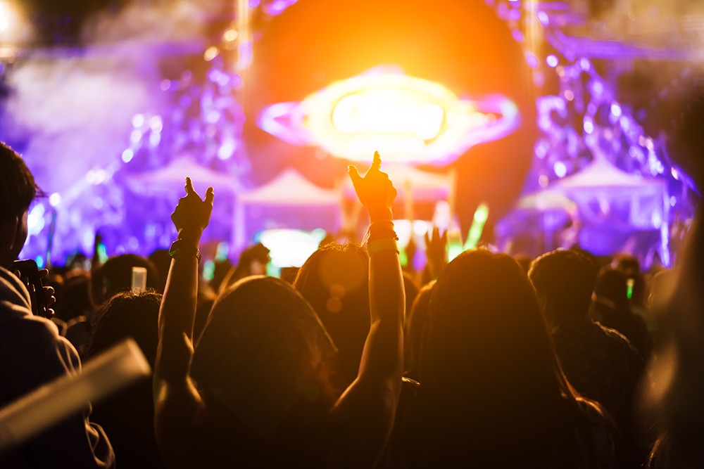 Taniec i zabawa w Piotrkowie: Potańcówka z DJ Redlisiem i konkurs na najlepsze przebranie!