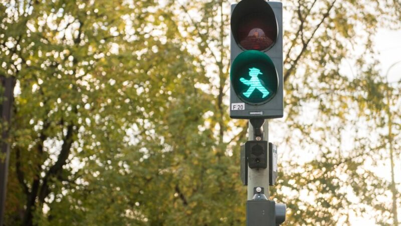 Bezpieczna droga do szkoły: Policja dba o bezpieczeństwo dzieci w Piotrkowie