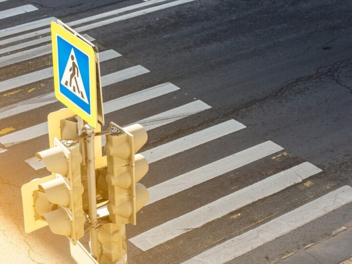 Pieszy po zmroku: Kluczowe zasady bezpieczeństwa!