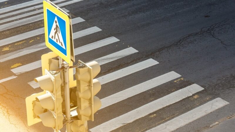 Pieszy po zmroku: Kluczowe zasady bezpieczeństwa!