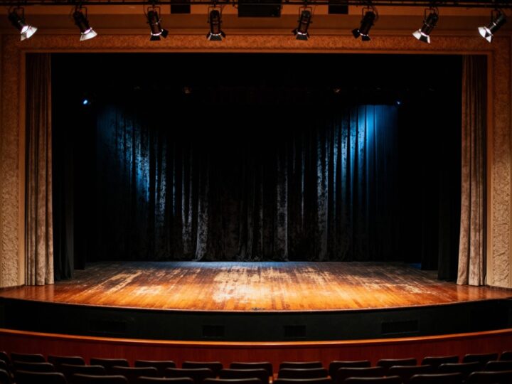 Czuła Fundacja oczarowuje w MOK Piotrków Trybunalski: Niedzielne Teatralia z sukcesem!