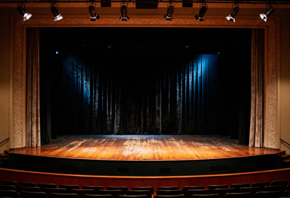 Czuła Fundacja oczarowuje w MOK Piotrków Trybunalski: Niedzielne Teatralia z sukcesem!